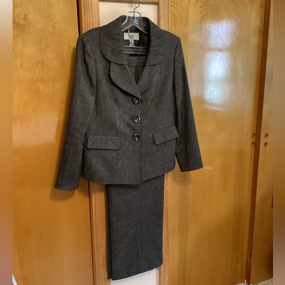 Ladies LeSuit Petite 2-Pc Pantsuit - Brown/Black Twill Weave - 8P